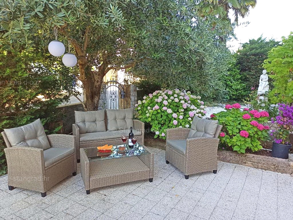 Malinska, samostojna hiša s 6 apartmaji na odlični lokaciji!