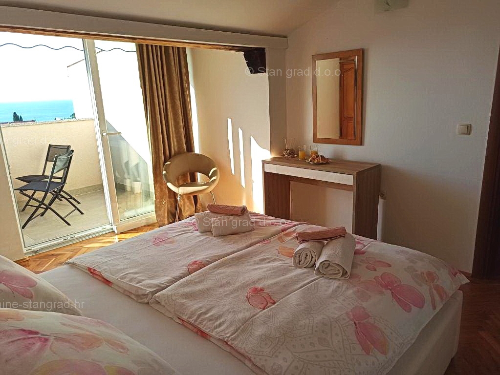 Malinska, samostojna hiša s 6 apartmaji na odlični lokaciji!
