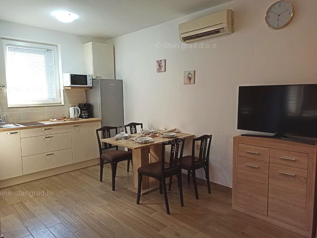 Malinska, samostojna hiša s 6 apartmaji na odlični lokaciji!