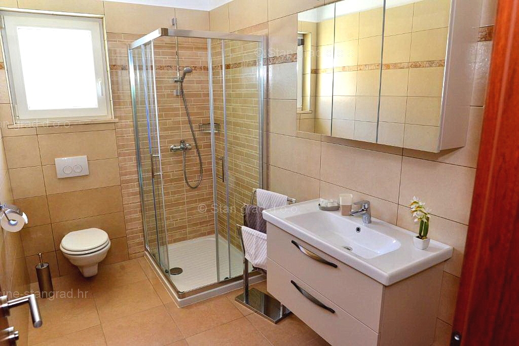 Malinska, samostojna hiša s 6 apartmaji na odlični lokaciji!