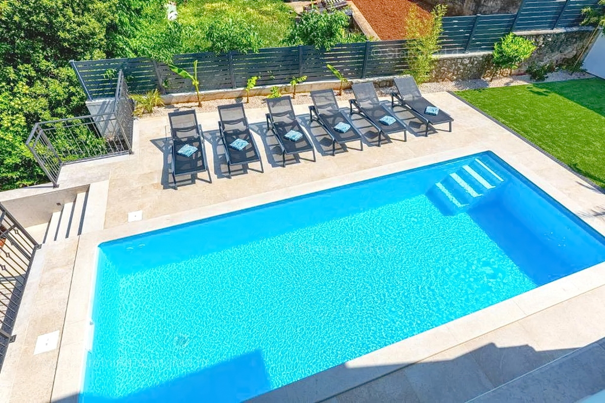 Krk, luksuzna vila z bazenom in panoramskim pogledom na morje!