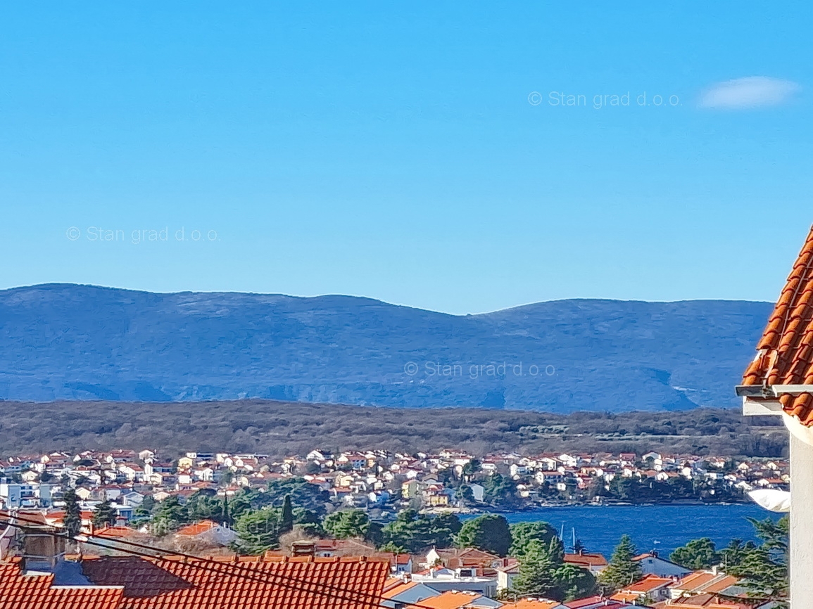 Malinska, opremljeno stanovanje v 1. nadstropju z razgledom!