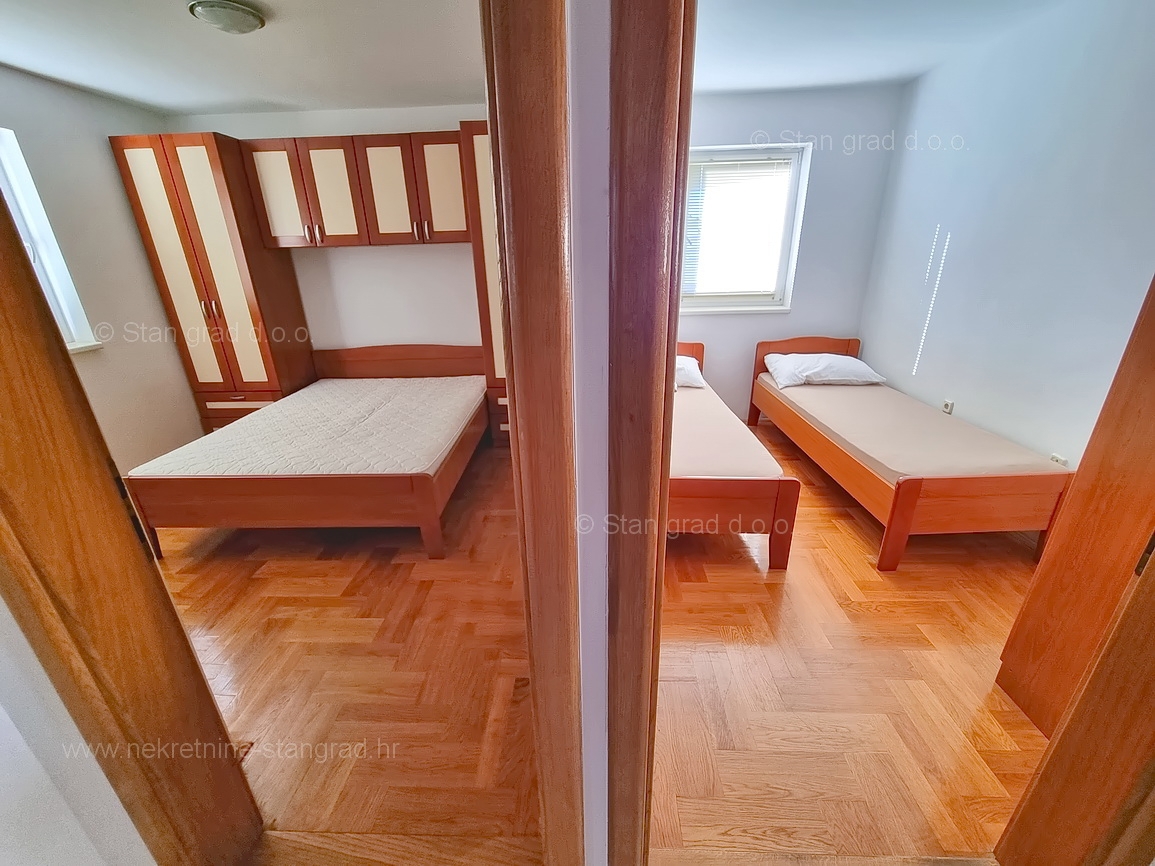 Malinska, opremljeno stanovanje v 1. nadstropju z razgledom!