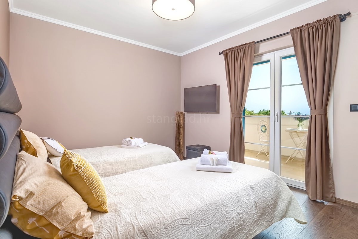 Dobrinj, mediteranska vila s prostornim vrtom in bazenom!