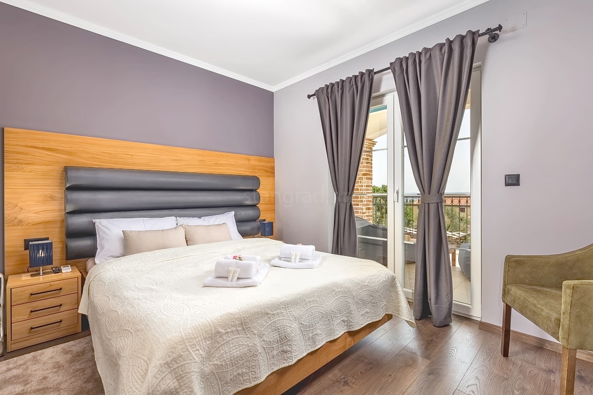 Dobrinj, mediteranska vila s prostornim vrtom in bazenom!