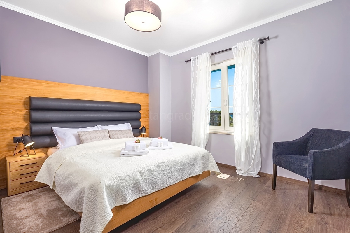 Dobrinj, mediteranska vila s prostornim vrtom in bazenom!