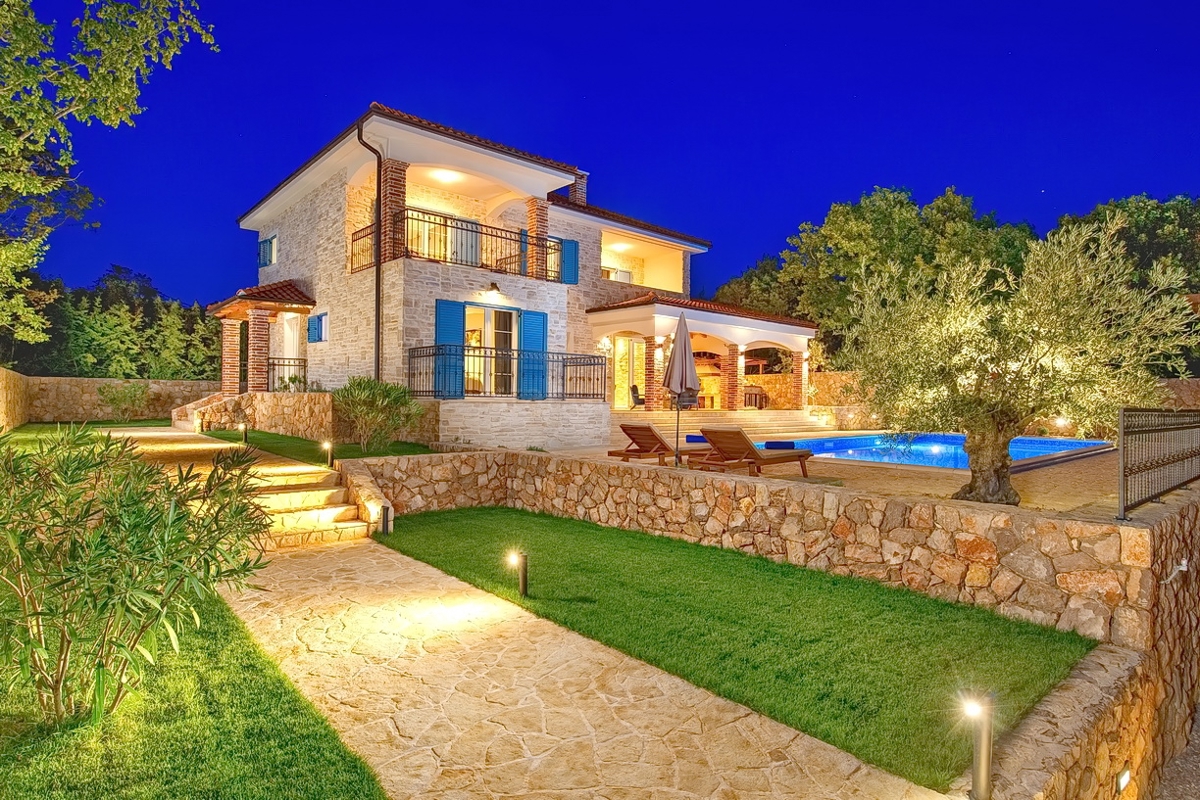 Dobrinj, mediteranska vila s prostornim vrtom in bazenom!