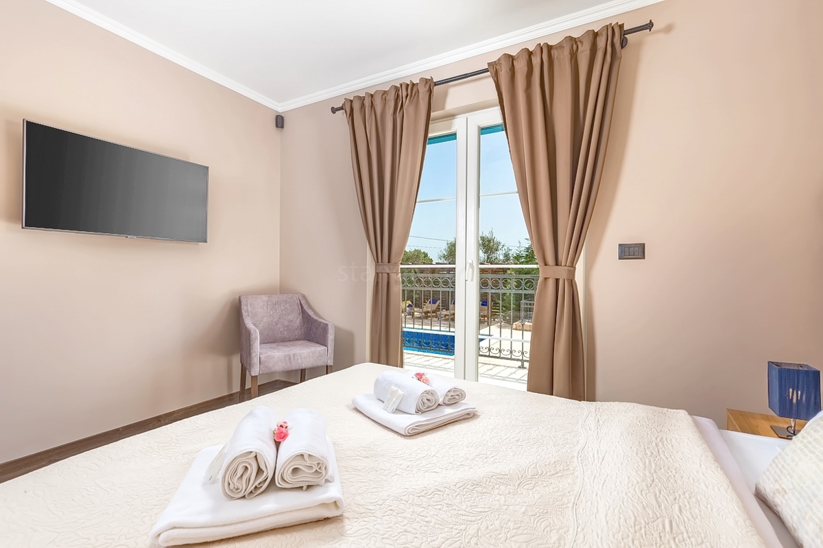 Dobrinj, mediteranska vila s prostornim vrtom in bazenom!