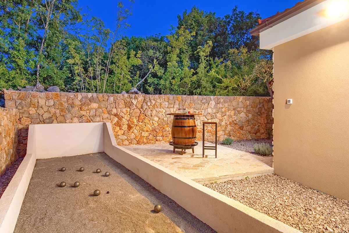 Dobrinj, mediteranska vila s prostornim vrtom in bazenom!