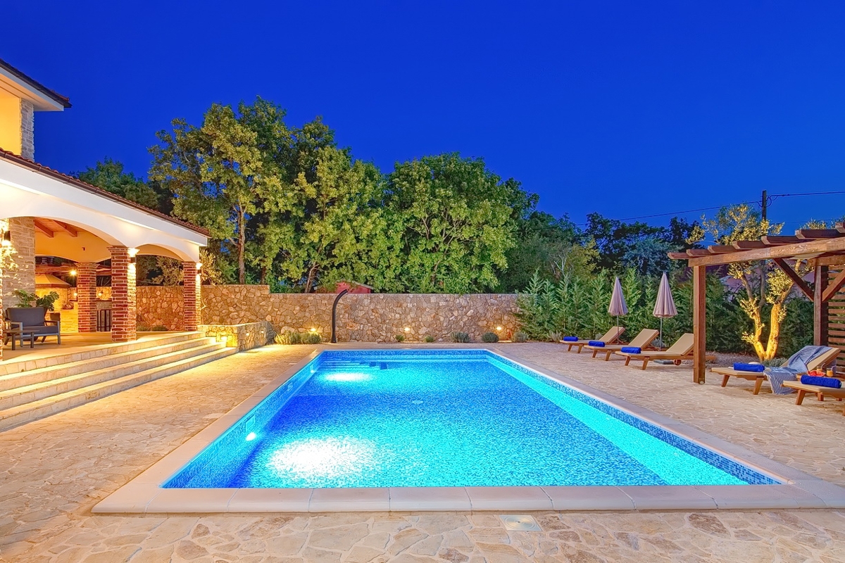 Dobrinj, mediteranska vila s prostornim vrtom in bazenom!