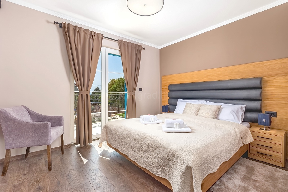 Dobrinj, mediteranska vila s prostornim vrtom in bazenom!