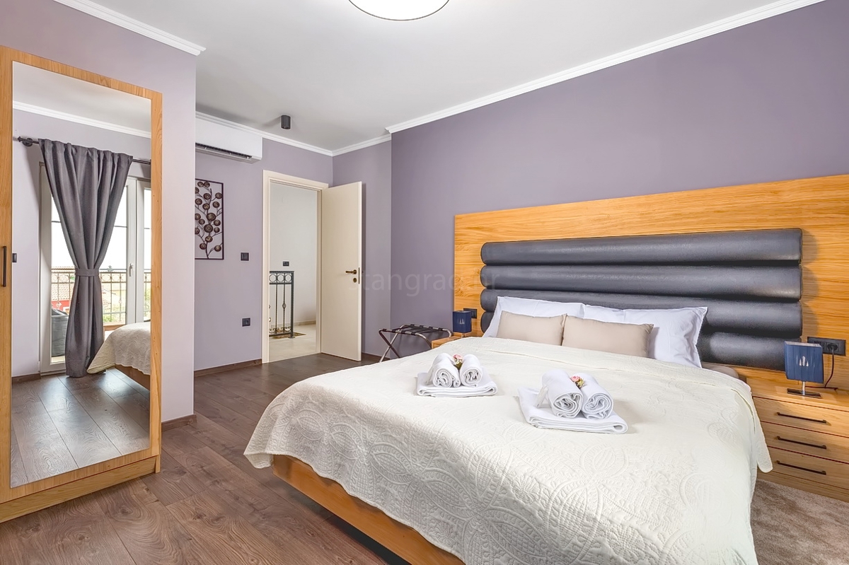 Dobrinj, mediteranska vila s prostornim vrtom in bazenom!