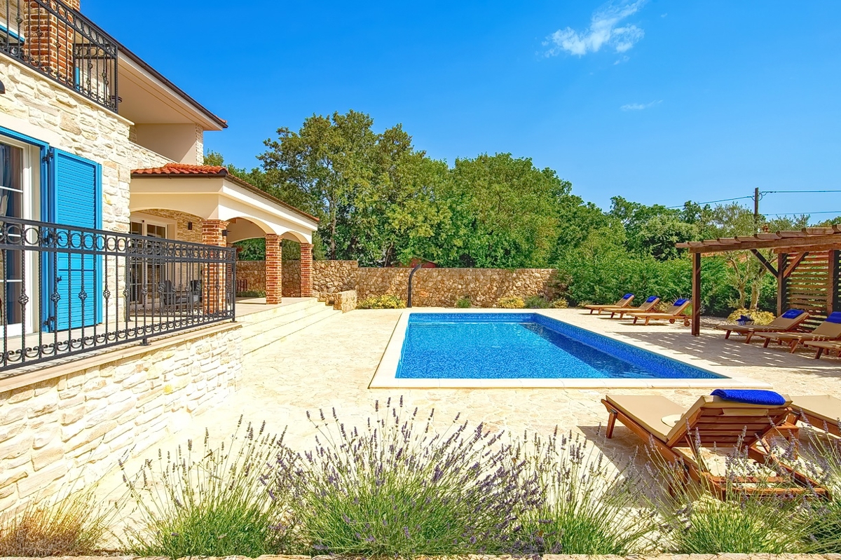 Dobrinj, mediteranska vila s prostornim vrtom in bazenom!