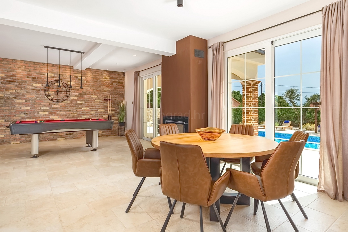 Dobrinj, mediteranska vila s prostornim vrtom in bazenom!