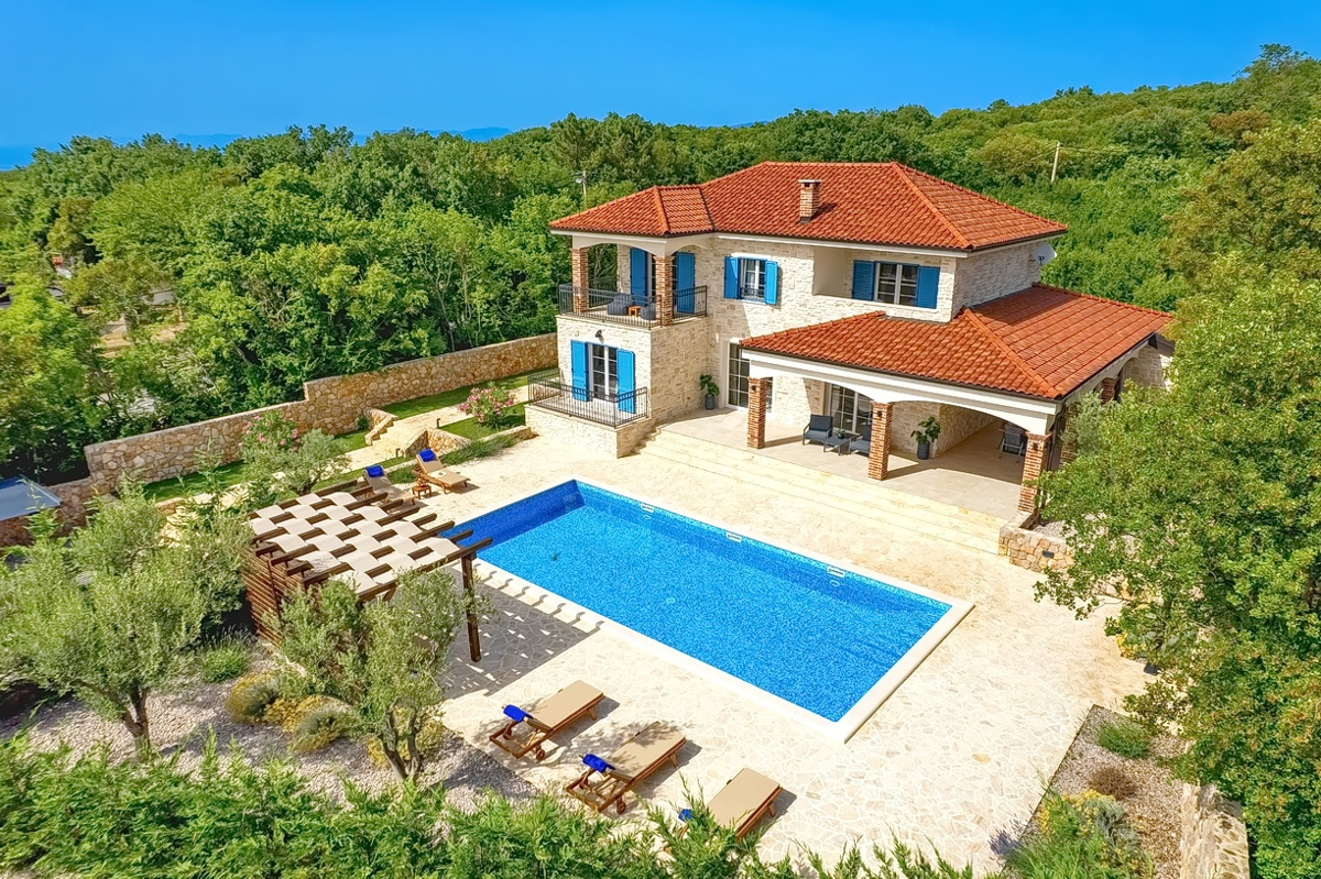 Dobrinj, mediteranska vila s prostornim vrtom in bazenom!