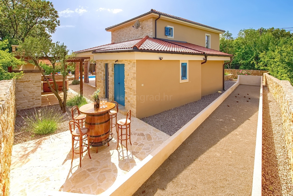 Dobrinj, mediteranska vila s prostornim vrtom in bazenom!
