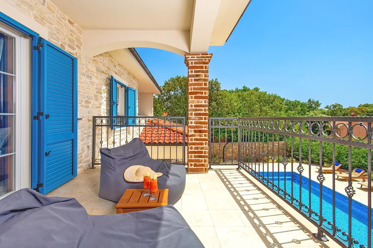 Dobrinj, mediteranska vila s prostornim vrtom in bazenom!