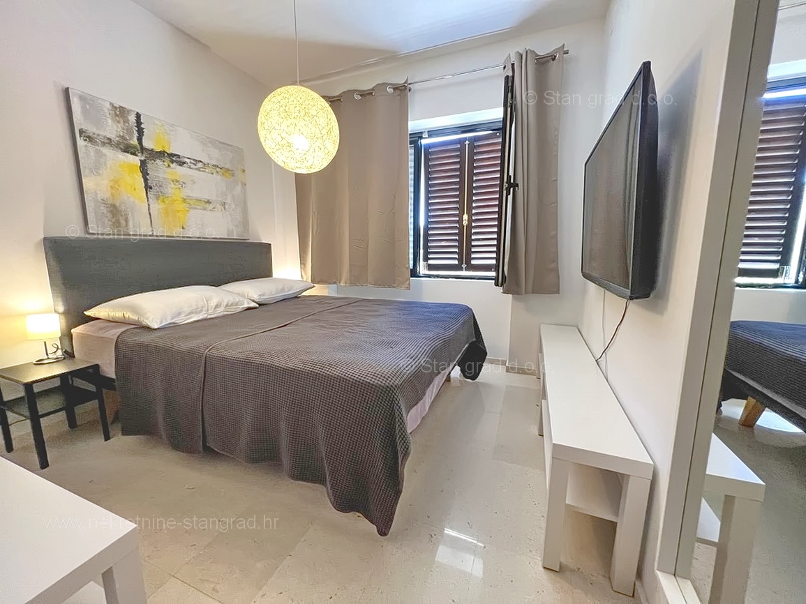 Krk, prostoren apartma v 1. nadstropju, prva vrsta do morja!