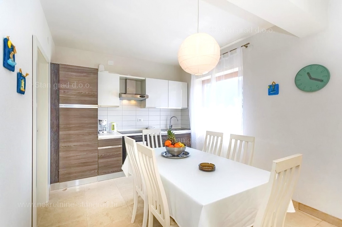 Krk, prostoren apartma v 1. nadstropju, prva vrsta do morja!