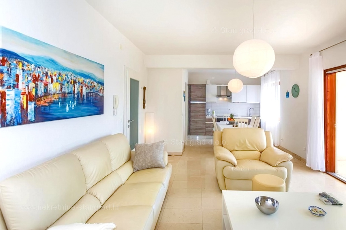 Krk, prostoren apartma v 1. nadstropju, prva vrsta do morja!