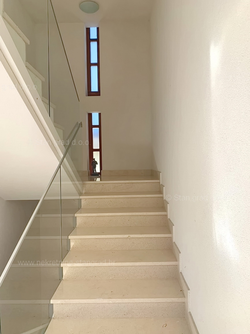 Krk, prostoren apartma v 1. nadstropju, prva vrsta do morja!