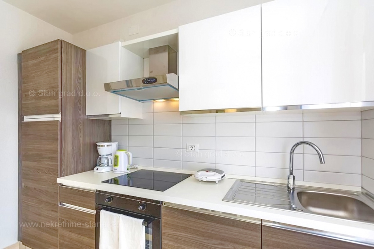 Krk, prostoren apartma v 1. nadstropju, prva vrsta do morja!
