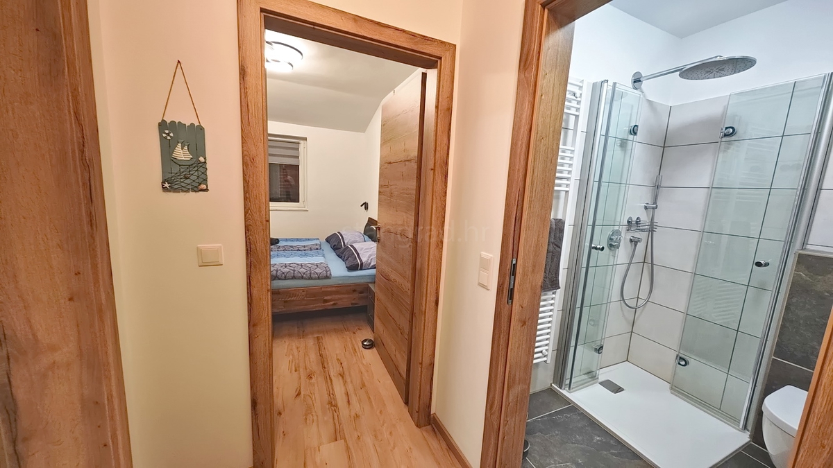 Krk, popolnoma prenovljen in opremljen apartma v bližini centra!