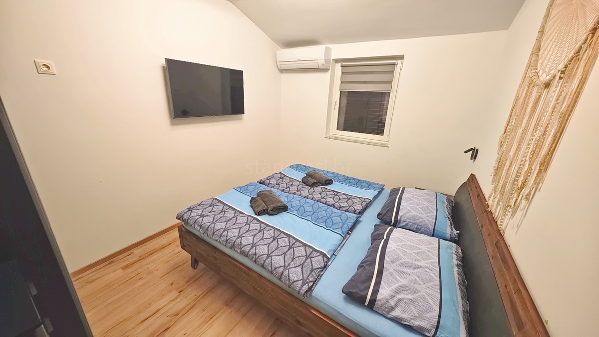Krk, popolnoma prenovljen in opremljen apartma v bližini centra!