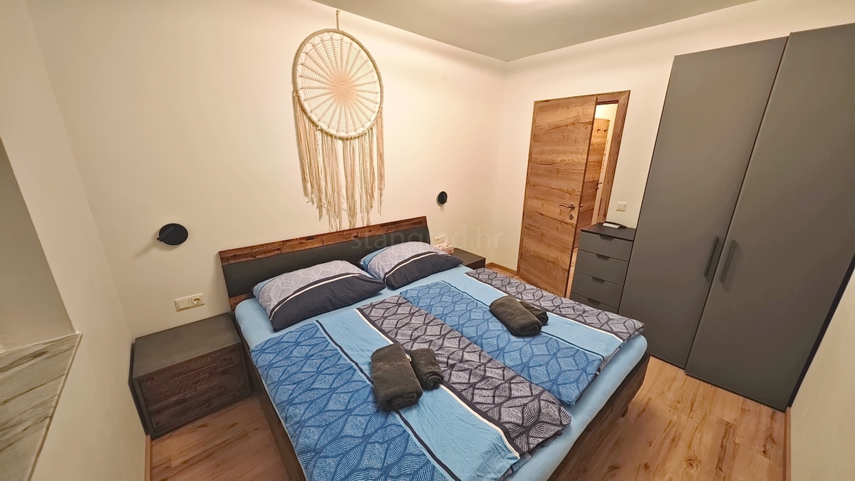 Krk, popolnoma prenovljen in opremljen apartma v bližini centra!