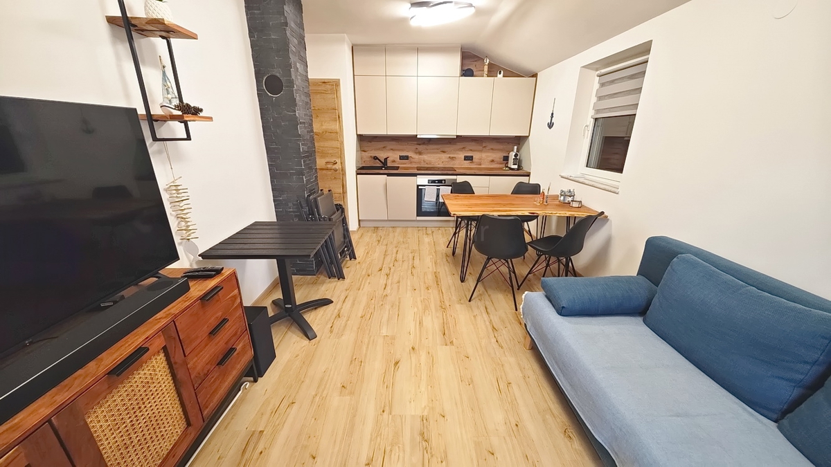 Krk, popolnoma prenovljen in opremljen apartma v bližini centra!