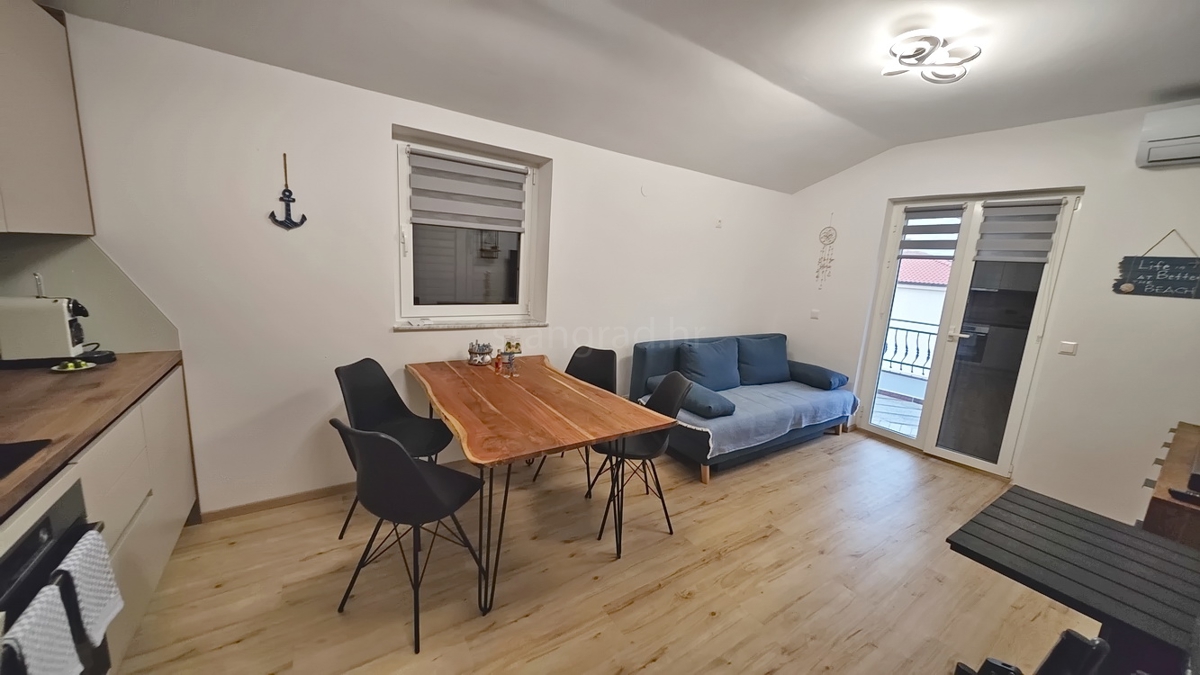 Krk, popolnoma prenovljen in opremljen apartma v bližini centra!