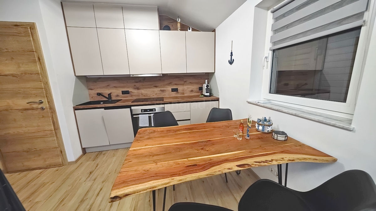 Krk, popolnoma prenovljen in opremljen apartma v bližini centra!