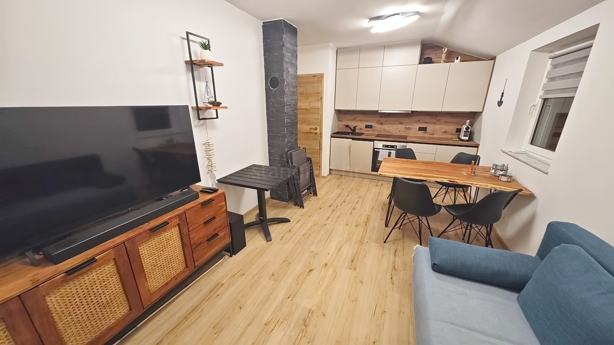 Krk, popolnoma prenovljen in opremljen apartma v bližini centra!