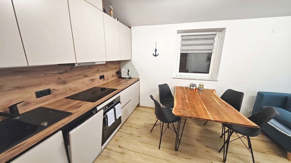 Krk, popolnoma prenovljen in opremljen apartma v bližini centra!