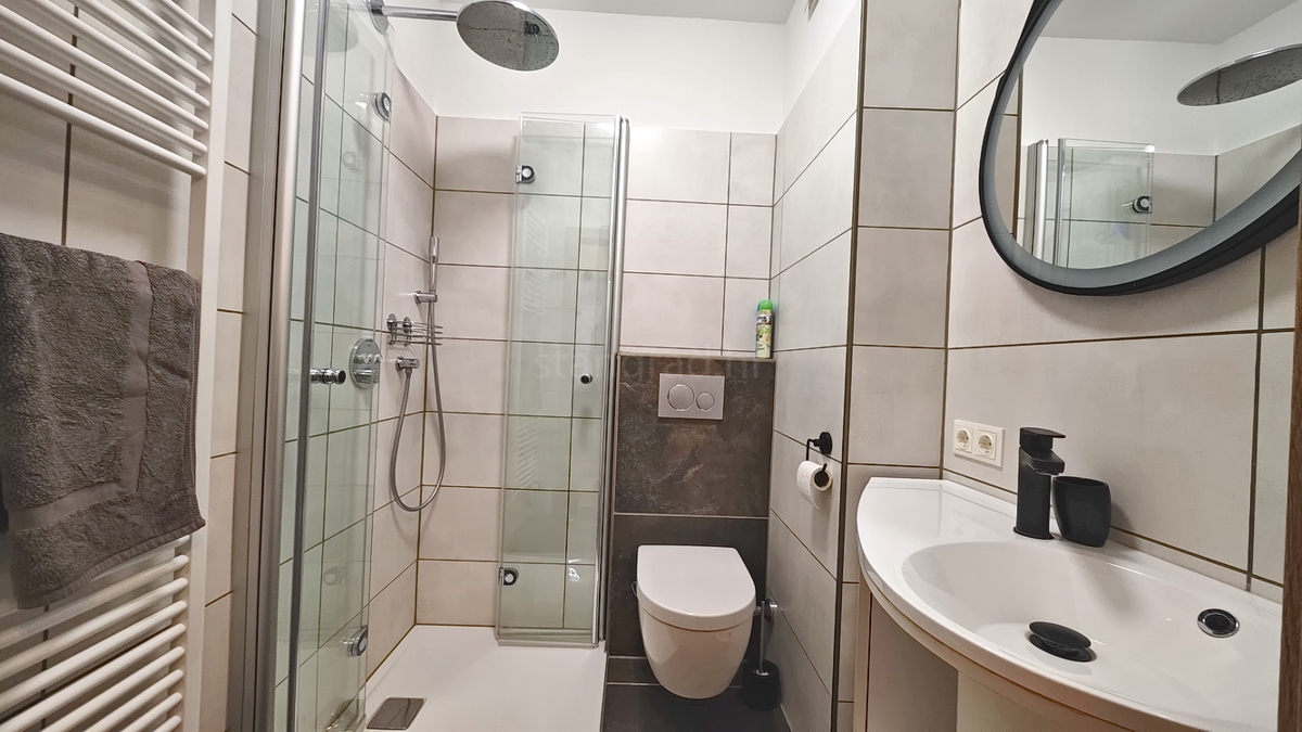 Krk, popolnoma prenovljen in opremljen apartma v bližini centra!
