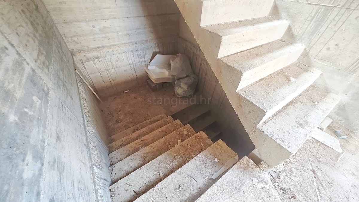 Krk, apartma v 1. nadstropju novogradnje na dobri lokaciji blizu morja!