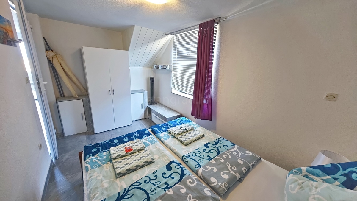 Malinska, dvoetažni apartma blizu centra in morja! Odlična lokacija!