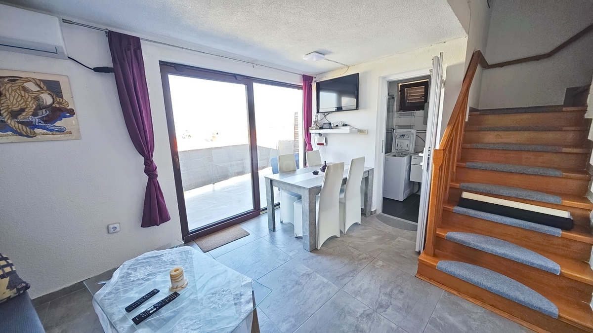 Malinska, dvoetažni apartma blizu centra in morja! Odlična lokacija!