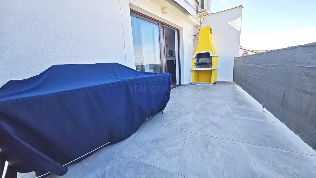 Malinska, dvoetažni apartma blizu centra in morja! Odlična lokacija!