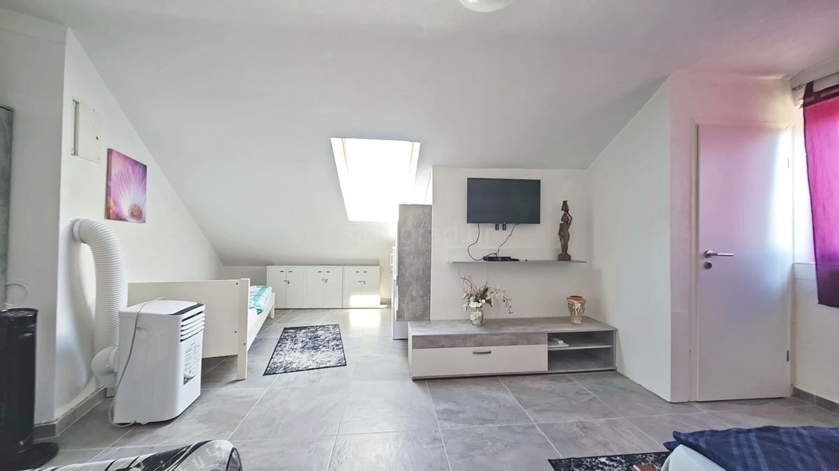 Malinska, dvoetažni apartma blizu centra in morja! Odlična lokacija!