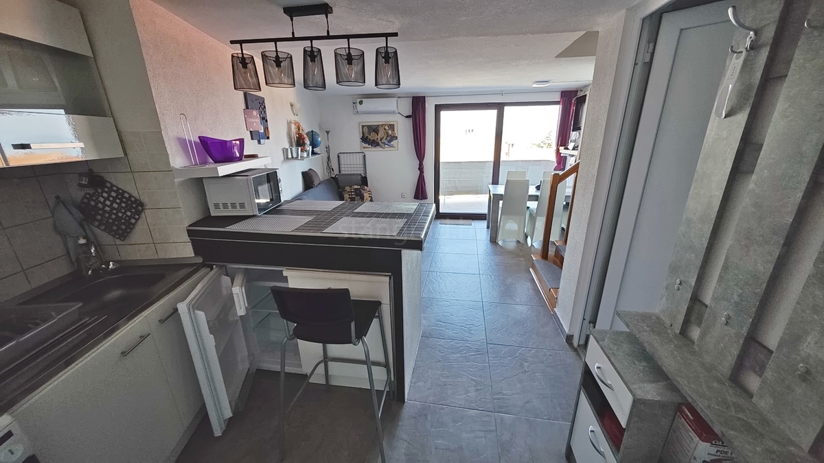 Malinska, dvoetažni apartma blizu centra in morja! Odlična lokacija!