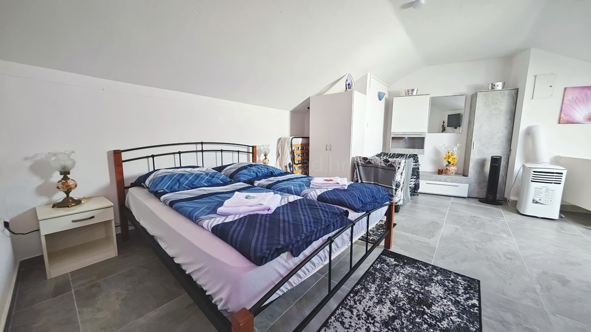 Malinska, dvoetažni apartma blizu centra in morja! Odlična lokacija!