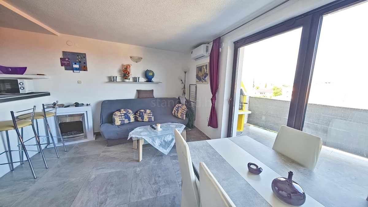 Malinska, dvoetažni apartma blizu centra in morja! Odlična lokacija!