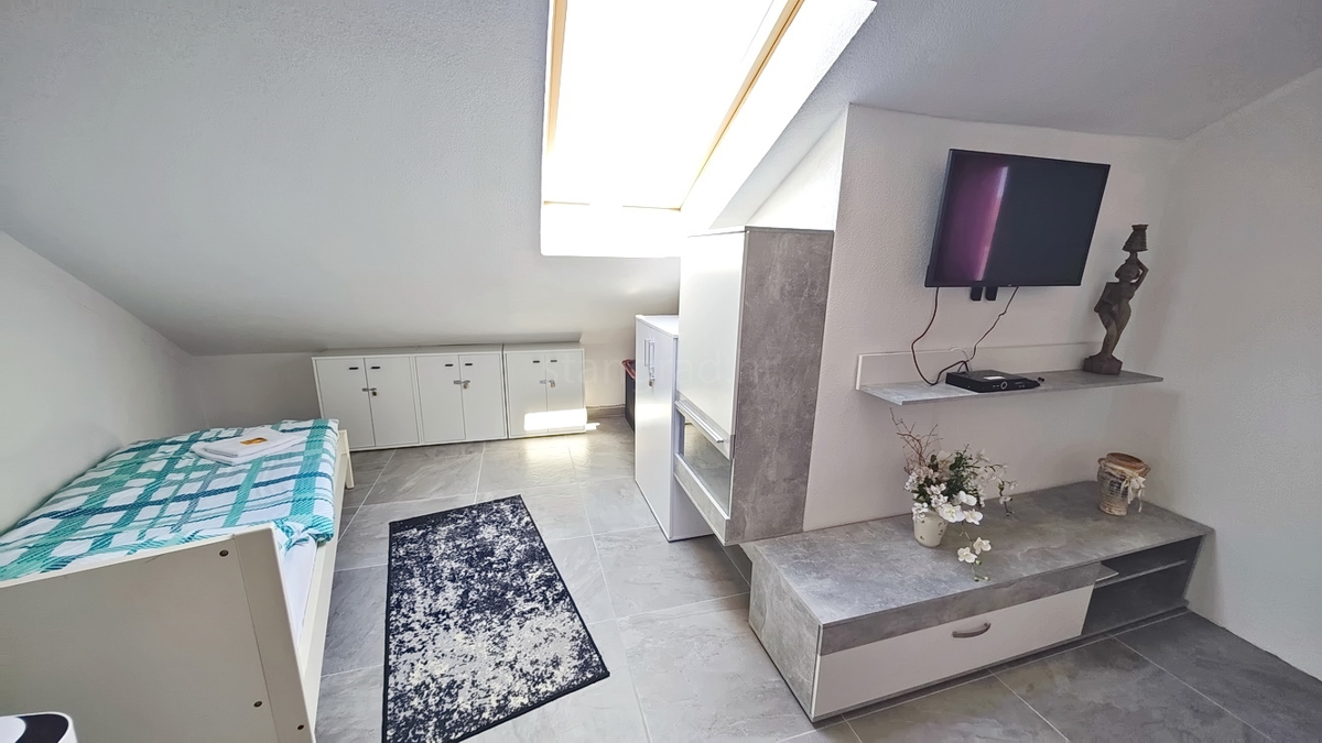 Malinska, dvoetažni apartma blizu centra in morja! Odlična lokacija!