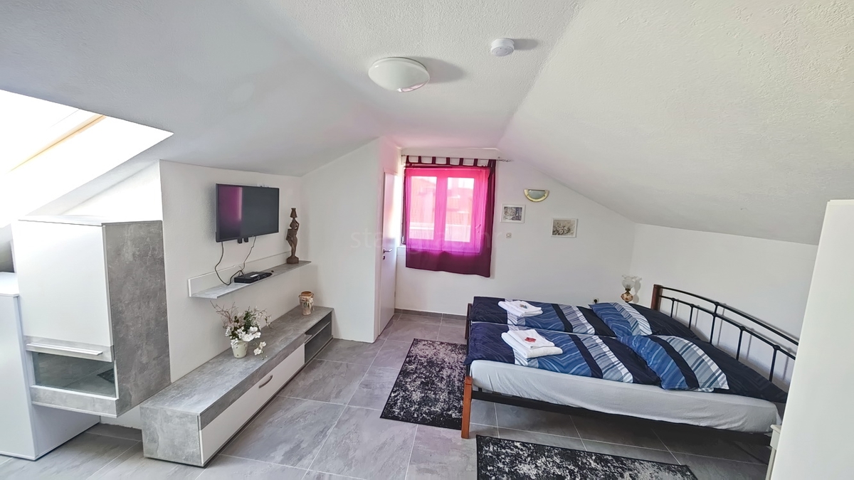 Malinska, dvoetažni apartma blizu centra in morja! Odlična lokacija!