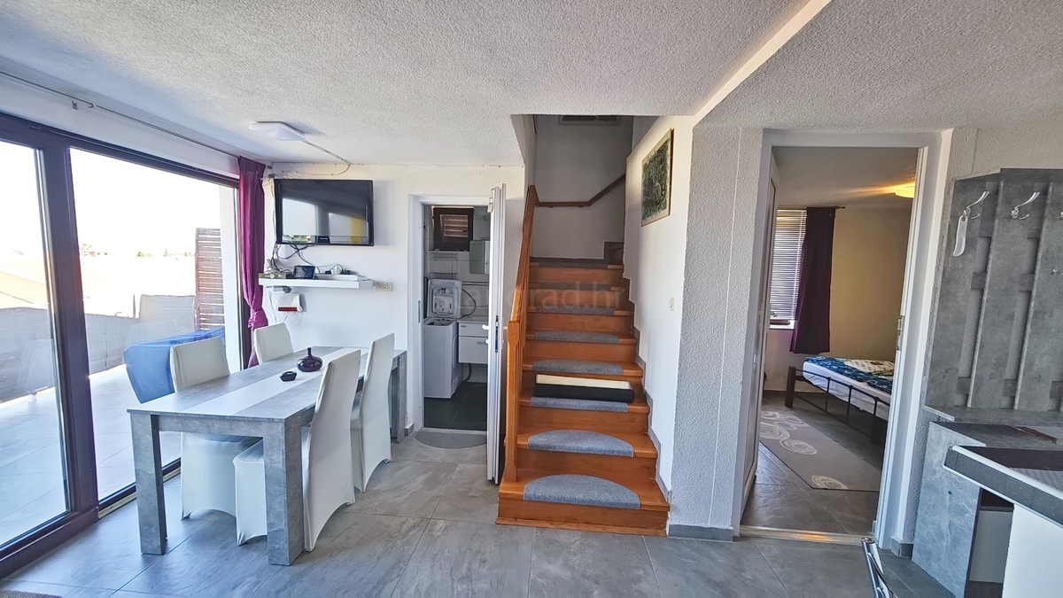 Malinska, dvoetažni apartma blizu centra in morja! Odlična lokacija!