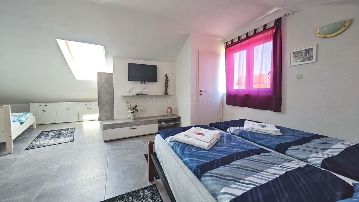 Malinska, dvoetažni apartma blizu centra in morja! Odlična lokacija!