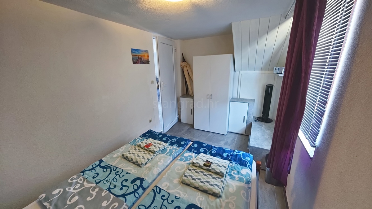 Malinska, dvoetažni apartma blizu centra in morja! Odlična lokacija!