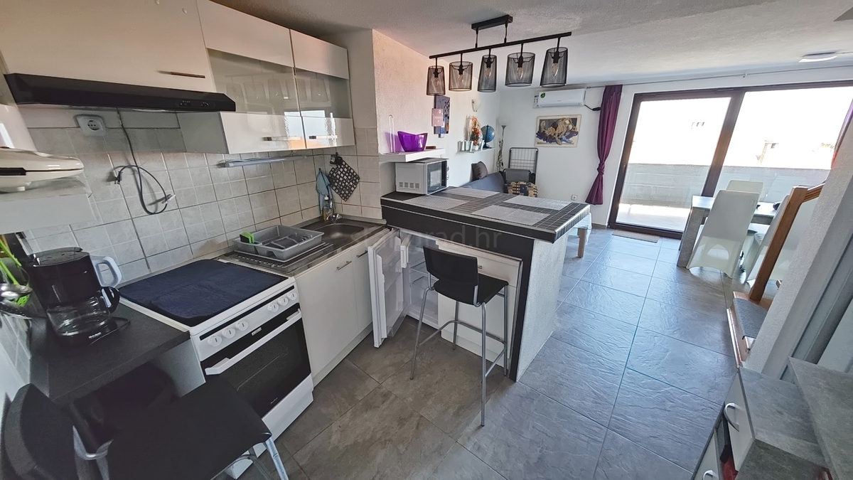 Malinska, dvoetažni apartma blizu centra in morja! Odlična lokacija!