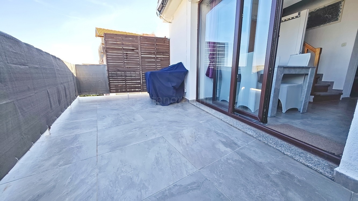Malinska, dvoetažni apartma blizu centra in morja! Odlična lokacija!